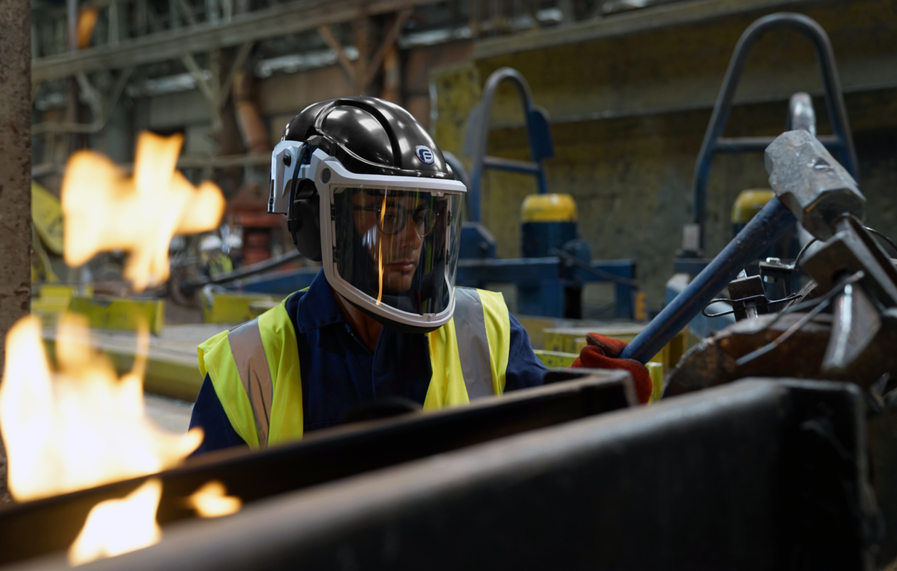 worker in pureflo powered respirator